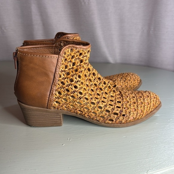 DOLCE VITA WOVEN RATTAN BOOTS (8) - Picture 4 of 7